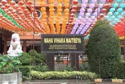 H-1 Imlek 2577: Maha Vihara Maitreya Medan Dipadati Umat, Ritual Doa dan Syukur Menggema di Cemara Asri