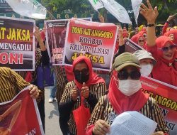 Tuntut Pembebasan Toni Aji, Massa Pujakesuma Blokir Jalan ke PN Medan