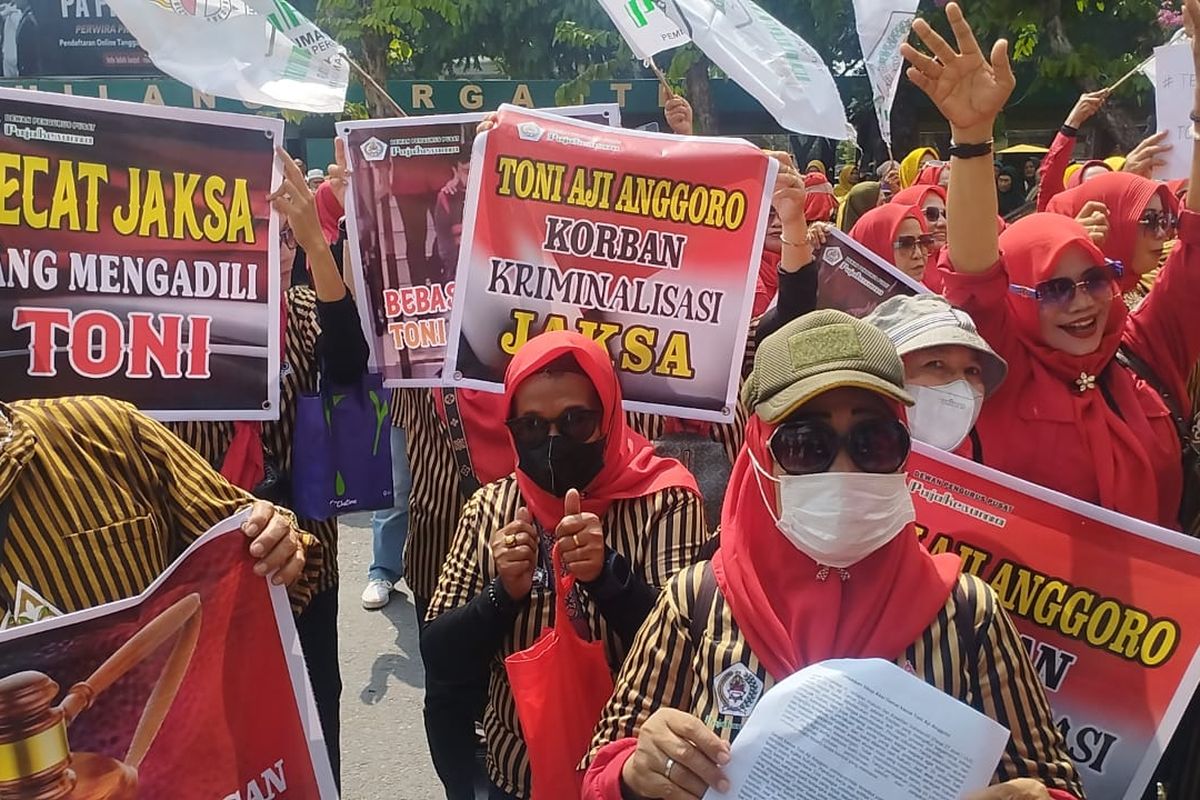Tuntut Pembebasan Toni Aji, Massa Pujakesuma Blokir Jalan dan Goyang Pintu Gerbang PN Medan