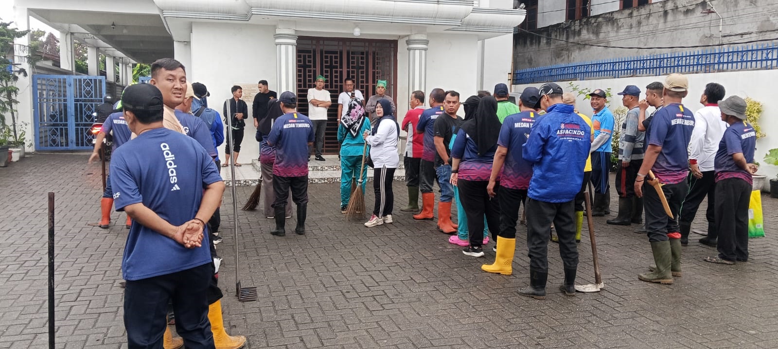 Gotong Royong Lintas Lingkungan di Medan Tembung, Camat Tekankan Kesadaran Kolektif Warga