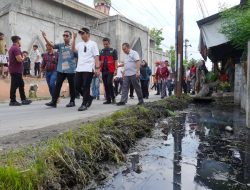 Atasi Banjir Mabar, Rico Waas Instruksikan Normalisasi Drainase Demi Kenyamanan Warga dan Siswa