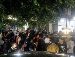Dua Pria Diduga Debt Collector Babak Belur Diamuk Massa di Jalan Kapten Muslim, Sempat Warnai Aksi Todong Senjata