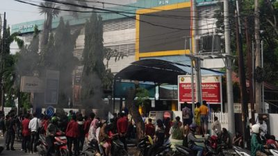 Tuntut Kompensasi Elektronik Rusak, Massa DPN Geruduk PLN UID Sumut Hingga Pagar Kantor Jebol